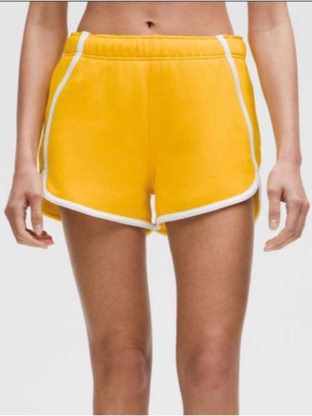 Lululemon Scuba Mid-Rise Oversized Short 3" *Trim
Maize Yellow / White - Large